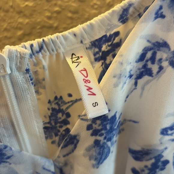 D & M Floral Blue and White Long Sleeve Mini Dress/ Size small/ like new! - Picture 5 of 11